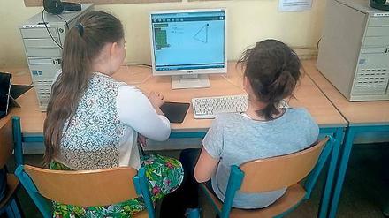Spielerisch. Die Grundschüler programmieren eine Schildkröte, die Linien zieht.