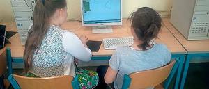 Spielerisch. Die Grundschüler programmieren eine Schildkröte, die Linien zieht.