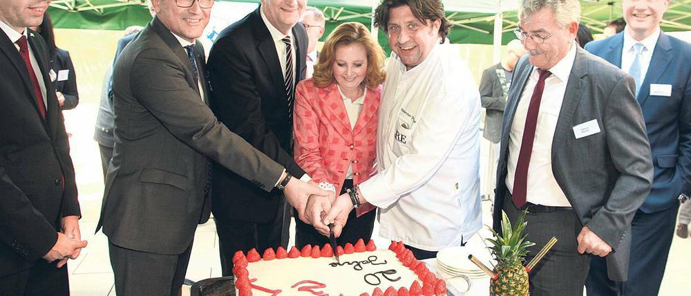 Teamwork. Bürgschaftsbank-Chef Stefanovic (v.l) , Ministerpräsident Woidke, Gastgeberin Pfeifer und Sternekoch Dressel schneiden die Geburtstagstorte an.