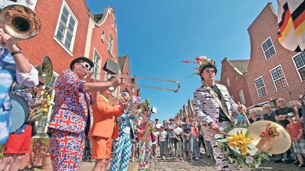 Bunt zwischen Backsteinen. Die Holländische Marching Band zog am Wochenende immer wieder zwischen den Ständen des Tulpenfests durch das Holländische Viertel. Die Männer in knalligen Kostümen sammelten mit ihrer Gute-Laune-Musik jedes Mal eine Menschentraube um sich.