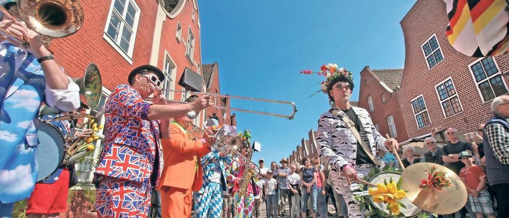 Bunt zwischen Backsteinen. Die Holländische Marching Band zog am Wochenende immer wieder zwischen den Ständen des Tulpenfests durch das Holländische Viertel. Die Männer in knalligen Kostümen sammelten mit ihrer Gute-Laune-Musik jedes Mal eine Menschentraube um sich.