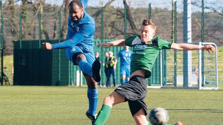 Mit seinem Doppelpack brachte Ebuka Canisius Nwosu (links) die Potsdamer Kickers im Landesklasse-Derby gegen die SG Bornim in Front. Am Ende gewannen die Gastgeber 3:0