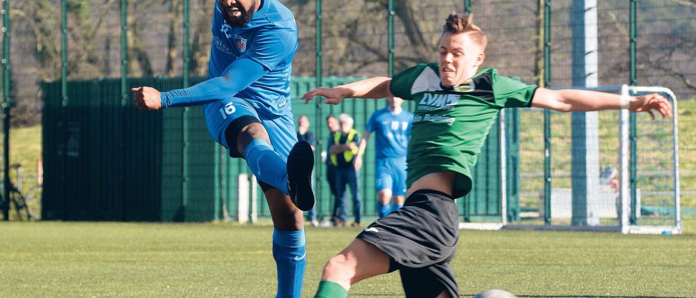 Mit seinem Doppelpack brachte Ebuka Canisius Nwosu (links) die Potsdamer Kickers im Landesklasse-Derby gegen die SG Bornim in Front. Am Ende gewannen die Gastgeber 3:0