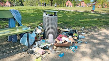 Aufgebracht. Die Müllberge auf den Wiesen und am See, hier im Neuen Garten, sorgten am Wochenende für erboste Kommentare von Anwohnern und Besuchern.