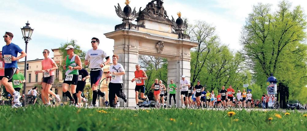 Läuferschlange. Nicht nur durch Potsdam zieht sich, wie beim rbb- oder Schlösserlauf, die Karawane der Sportler. In ganz Brandenburg finden Läufer nahezu an jedem Wochenende die Möglichkeit zum Wettstreit. Laufcups bieten dabei einen besonders reizvollen Wettbewerb über das ganze Jahr verteilt. Mehr als ein dutzend Serien halten die Mark laufend in Bewegung.