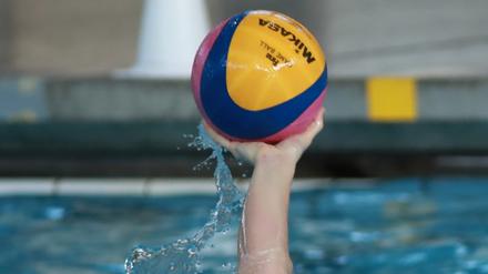 Das Bunte muss ins Eckige. Beim Wasserball kommt es auf die Tore an.