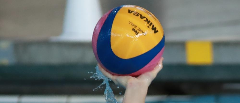 Das Bunte muss ins Eckige. Beim Wasserball kommt es auf die Tore an.