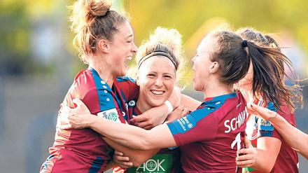 Umjubelte Kunstschützin. Gegen Freiburg traf Svenja Huth (M.) zum Sieg.