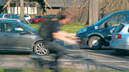 Dichter Verkehr. Im Potsdamer Norden sind die Straßen schon jetzt voll – wie hier an der Alexandrowka. Damit man auch künftig vorankommt, sucht die Stadt nach Lösungen. Eine davon könnten bessere Radwege sein.