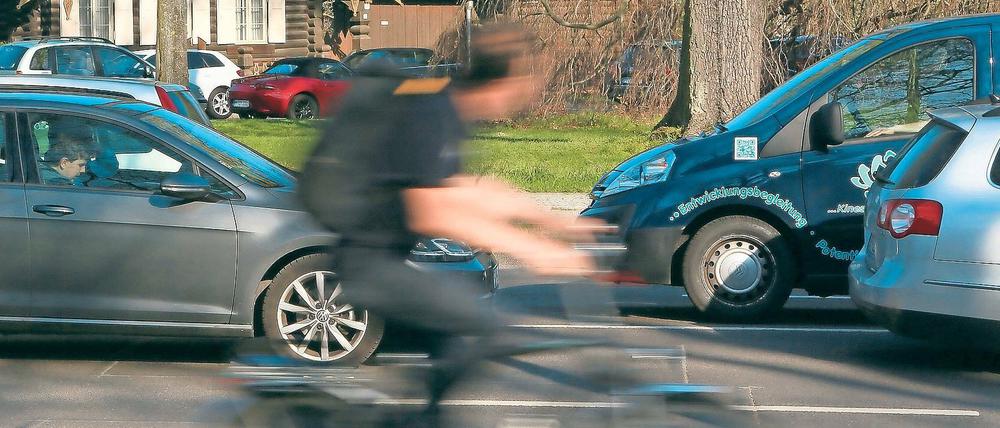 Dichter Verkehr. Im Potsdamer Norden sind die Straßen schon jetzt voll – wie hier an der Alexandrowka. Damit man auch künftig vorankommt, sucht die Stadt nach Lösungen. Eine davon könnten bessere Radwege sein.