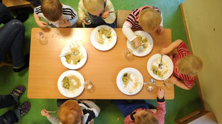 Dürfen Kitaträger Eltern vorschreiben, ihre Kinder impfen zu lassen? Über diese Frage ist in Potsdam ein Streit entbrannt.