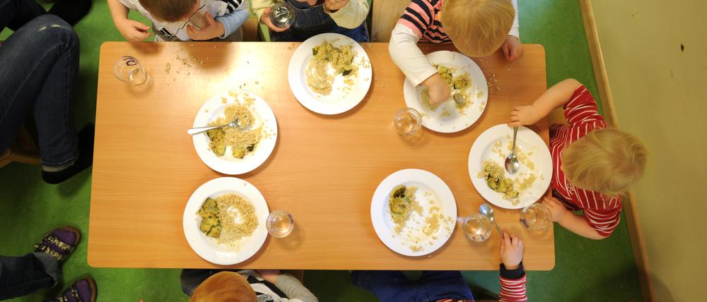 Dürfen Kitaträger Eltern vorschreiben, ihre Kinder impfen zu lassen? Über diese Frage ist in Potsdam ein Streit entbrannt.