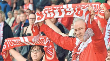 Ihre Stimme. Ein Großteil der Fans von Energie Cottbus fällt nicht negativ auf, sondern unterstützt die Mannschaft. Immer wieder aber fallen einige aus dem Rahmen und machen mit rechten Parolen auf sich aufmerksam.