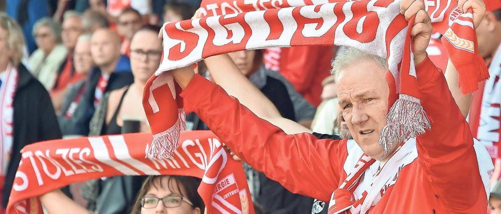 Ihre Stimme. Ein Großteil der Fans von Energie Cottbus fällt nicht negativ auf, sondern unterstützt die Mannschaft. Immer wieder aber fallen einige aus dem Rahmen und machen mit rechten Parolen auf sich aufmerksam.