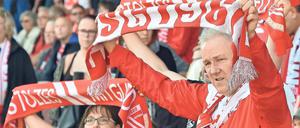 Ihre Stimme. Ein Großteil der Fans von Energie Cottbus fällt nicht negativ auf, sondern unterstützt die Mannschaft. Immer wieder aber fallen einige aus dem Rahmen und machen mit rechten Parolen auf sich aufmerksam.