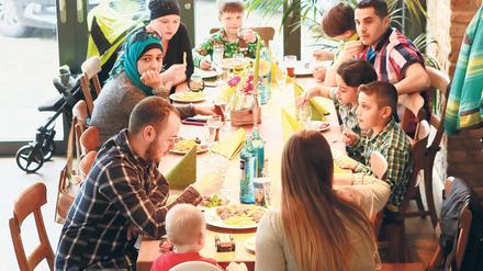 Köstlich. Die Gäste genießen das leckere Essen, zu dem sie in die „Garage du Pont“ eingeladen wurden. Einen Restaurantbesuch können sie sich in der Regel kaum leisten.