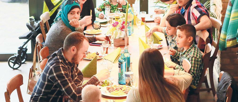 Köstlich. Die Gäste genießen das leckere Essen, zu dem sie in die „Garage du Pont“ eingeladen wurden. Einen Restaurantbesuch können sie sich in der Regel kaum leisten.