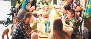 Köstlich. Die Gäste genießen das leckere Essen, zu dem sie in die „Garage du Pont“ eingeladen wurden. Einen Restaurantbesuch können sie sich in der Regel kaum leisten.