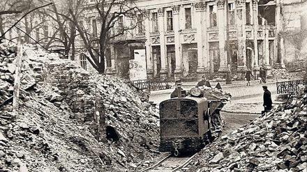 Noch 1945 begann der Wiederaufbau. Mit Trümmerbahnen schaffen Potsdamer die Steine weg.