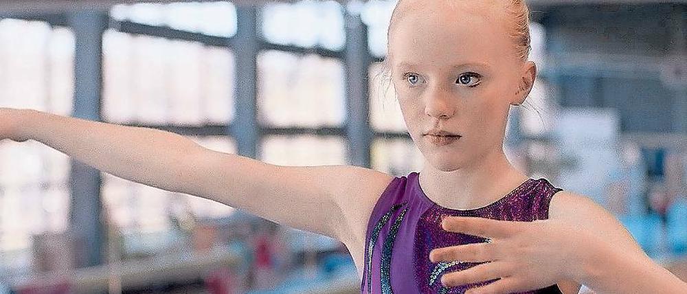 Wie früher. Erstaunlich, wie schnell der Körper vergisst: Für den Film musste Elisa Lichtenfeld, die vor mehreren Jahren das Turnen aufgegeben hat, viele Bewegungen wieder neu lernen.