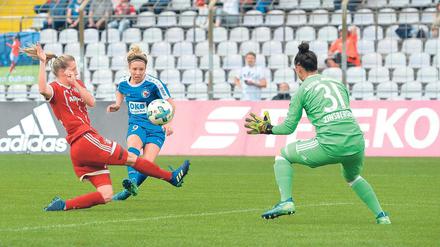 Das hätte es sein können. Im letzten Moment rettet Bayerns Abwehrspielerin Verena Faißt gegen Svenja Huth von Turbine Potsdam. Die Stürmerin hatte die Möglichkeit zum 1:1, um dem Pokalspiel eine Wende zu geben.