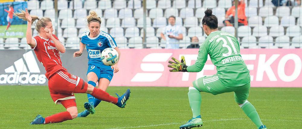 Das hätte es sein können. Im letzten Moment rettet Bayerns Abwehrspielerin Verena Faißt gegen Svenja Huth von Turbine Potsdam. Die Stürmerin hatte die Möglichkeit zum 1:1, um dem Pokalspiel eine Wende zu geben.
