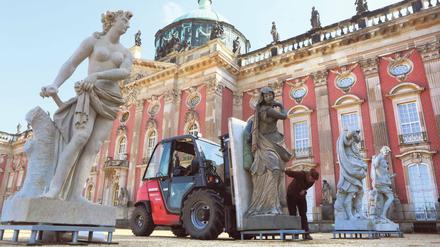 In Reih und Glied. Insgesamt 172 Skulpturen hat die Stiftung Preußische Schlösser und Gärten restauriert. Im Ehrenhof wird in den nächsten drei Wochen eine Gruppe wieder aufgestellt.