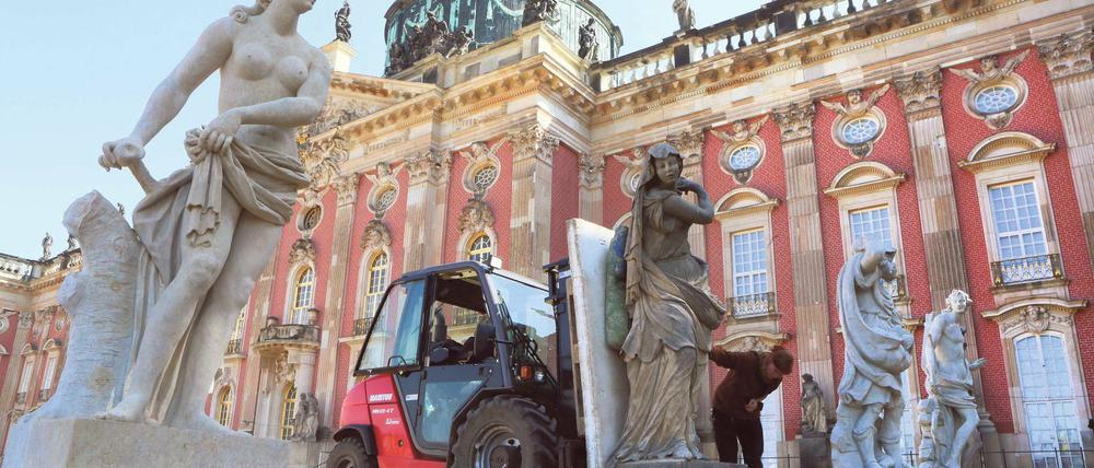 In Reih und Glied. Insgesamt 172 Skulpturen hat die Stiftung Preußische Schlösser und Gärten restauriert. Im Ehrenhof wird in den nächsten drei Wochen eine Gruppe wieder aufgestellt.