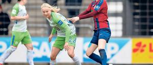 Immer auf der Hut musste Turbine-Abwehrspielerin Johanna Elsig (r.) vor der VfL-Angreiferein Pernille Harder sein.