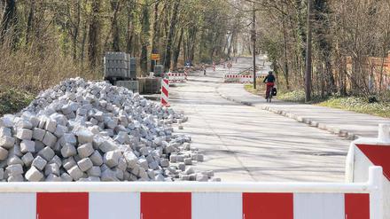 Gesperrt. Die Bauarbeiten an der Templiner Straße kommen nicht voran.