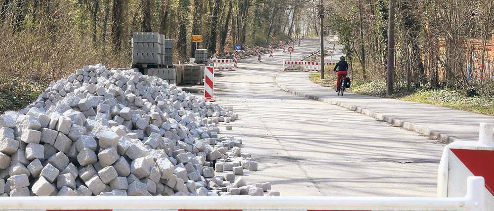 Gesperrt. Die Bauarbeiten an der Templiner Straße kommen nicht voran.