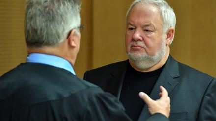 Ex-Hotelier Axel Hilpert (r) und sein Anwalt Matthias Schöneburg beim Prozessauftakt in Frankfurt (Oder).