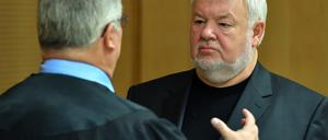 Ex-Hotelier Axel Hilpert (r) und sein Anwalt Matthias Schöneburg beim Prozessauftakt in Frankfurt (Oder).