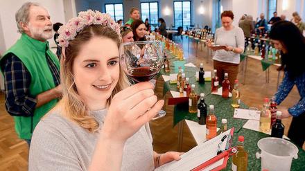 Getestet. Blütenkönigin Christin Schiffner prüft die Farbe des Weines.