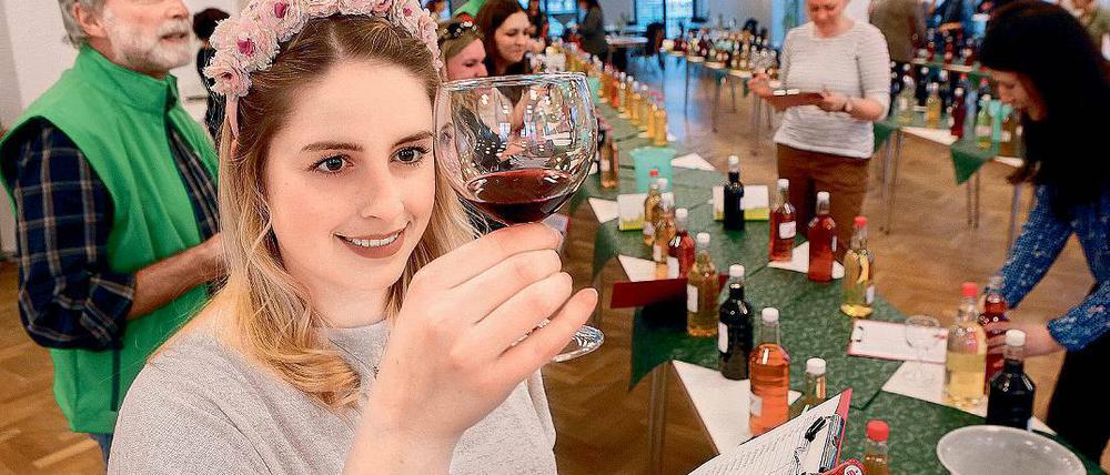 Getestet. Blütenkönigin Christin Schiffner prüft die Farbe des Weines.