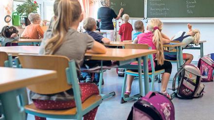 Bald zum Halbjahr ohne Zeugnisse? Die rot-rote Landesregierung will die Zeugnispflicht zum Halbjahresende in den Klassen 3 und 4 in einigen Jahren aufheben. Daran gibt es schon jetzt laute Kritik.