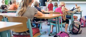 Bald zum Halbjahr ohne Zeugnisse? Die rot-rote Landesregierung will die Zeugnispflicht zum Halbjahresende in den Klassen 3 und 4 in einigen Jahren aufheben. Daran gibt es schon jetzt laute Kritik.