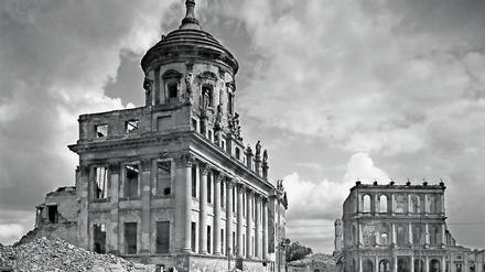Ruinen des Alten Rathauses und des Palastes Barberini am Alten Mark Potsdam, fotografiert zwischen 1946 und 1948. Für Max Baur, der vor dem Krieg vor allem Potsdams Schönheit festhielt, ein schmerzhafter Fotoauftrag im zerstörten Nachkriegs-Potsdam. Das Alte Rathaus wurde damals erhalten und beherbergt heute das Potsdam Museum. Der Palast Barberini wurde 2013 bis 2016 wieder aufgebaut.