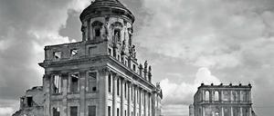 Ruinen des Alten Rathauses und des Palastes Barberini am Alten Mark Potsdam, fotografiert zwischen 1946 und 1948. Für Max Baur, der vor dem Krieg vor allem Potsdams Schönheit festhielt, ein schmerzhafter Fotoauftrag im zerstörten Nachkriegs-Potsdam. Das Alte Rathaus wurde damals erhalten und beherbergt heute das Potsdam Museum. Der Palast Barberini wurde 2013 bis 2016 wieder aufgebaut.