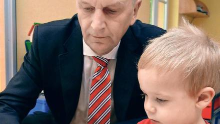 Bis 2028 kostenlos. Binnen zehn Jahren sollen Brandenburgs Kinder in Kitas kostenlos betreut und der Betreuungsschlüssel verbessert werden. Das hat Regierungschef Dietmar Woidke (SPD), hier bei einem Besuch einer Potsdamer Kita im Jahr 2014, als persönliches Ziel formuliert. Nach seinen Angaben würde das jährlich eine Milliarde Euro kosten.