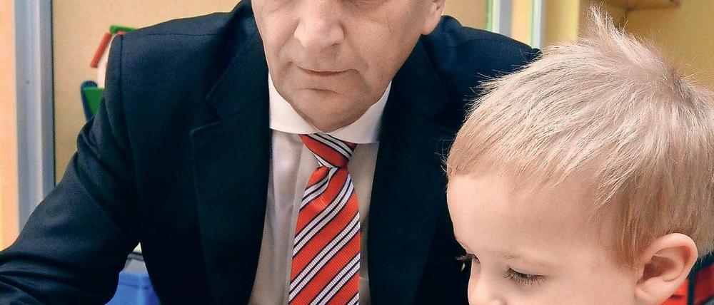 Bis 2028 kostenlos. Binnen zehn Jahren sollen Brandenburgs Kinder in Kitas kostenlos betreut und der Betreuungsschlüssel verbessert werden. Das hat Regierungschef Dietmar Woidke (SPD), hier bei einem Besuch einer Potsdamer Kita im Jahr 2014, als persönliches Ziel formuliert. Nach seinen Angaben würde das jährlich eine Milliarde Euro kosten.