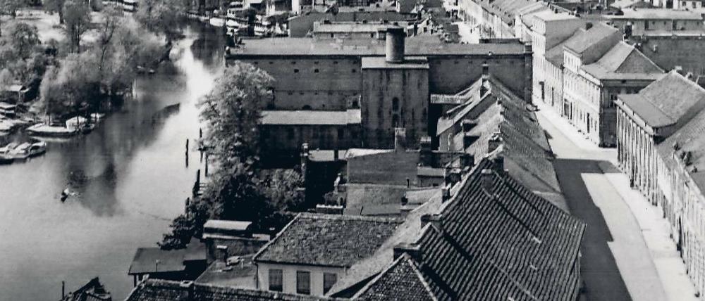 Weitblick. Die für April geplante Schau im Potsdam Museum zu Max Baur soll auch bislang unbekannte Werke des Fotografen zeigen, sagte Museumsdirektorin Jutta Götzmann am Dienstag. Dieser von der Heilig-Geist-Kirche aufgenommene Blick über die Alte Fahrt wird auf dem Ausstellungskatalog zu sehen sein.
