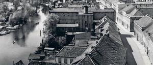 Weitblick. Die für April geplante Schau im Potsdam Museum zu Max Baur soll auch bislang unbekannte Werke des Fotografen zeigen, sagte Museumsdirektorin Jutta Götzmann am Dienstag. Dieser von der Heilig-Geist-Kirche aufgenommene Blick über die Alte Fahrt wird auf dem Ausstellungskatalog zu sehen sein.