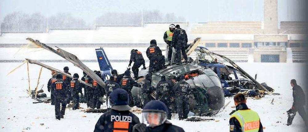 Trümmer. 2013 verunglückte ein Hubschrauber im Olympiastadion.