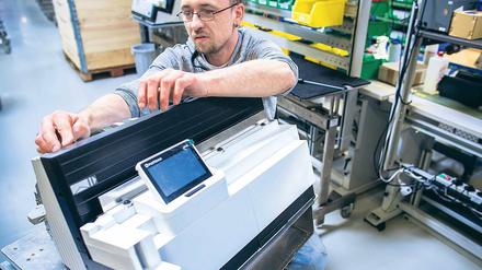 Weltweit gefragt. Eine Frankiermaschine „Post-Base One“ montiert Robert Werner in der Firma Francotyp-Postalia (FP). In Wittenberge beschäftigt FP mehr als 60 Mitarbeiter und produziert pro Jahr 35 000 Frankiermaschinen und 300 000 Tintenkartuschen.