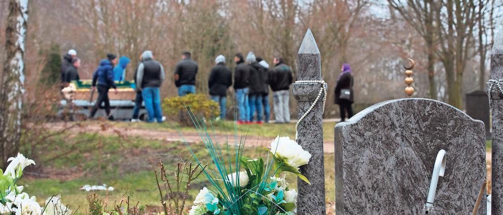 Letzte Ruhe. Gäste einer muslimischen Bestattung in Berlin begleiten den Sarg zum Grab auf dem Landschaftsfriedhof Gatow. Überall in Deutschland hat die Zahl der Beisetzungen nach islamischem Ritus zugenommen.