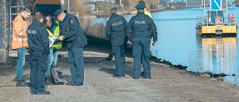 Stromausfall. Techniker und Polizisten untersuchten den Anschlag.