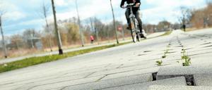 Holprige Strecke. Auf einer Strecke von 300 Metern ist der Gehweg entlang der Oderstraße beschädigt. Noch gibt es aber Uneinigkeit über die Gründe der Schäden. Die Stadt weist einen Zusammenhang mit der Marina von sich.