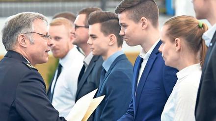 Neuzugänge. Diese Woche übergab Rainer Grieger, Präsident der Fachhochschule der Polizei in Oranienburg, Ernennungsurkunden an Polizeianwärter.