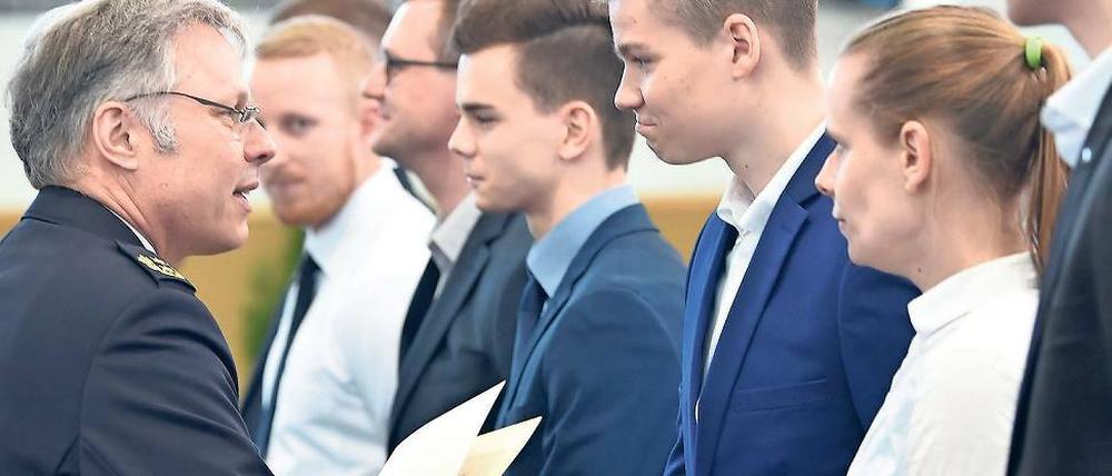 Neuzugänge. Diese Woche übergab Rainer Grieger, Präsident der Fachhochschule der Polizei in Oranienburg, Ernennungsurkunden an Polizeianwärter.